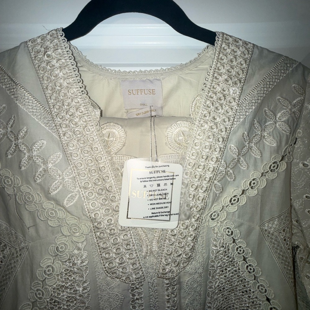 Elegant Cream Embroidered Women Kurta - Picture 4 of 7